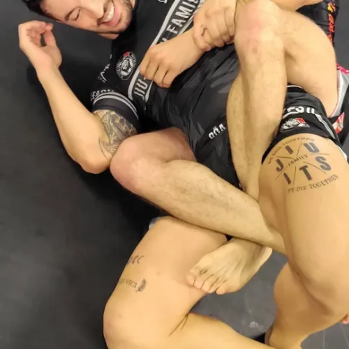 Deux pratiquants exécutent une technique de soumission lors d’un entraînement de grappling au Luxembourg.