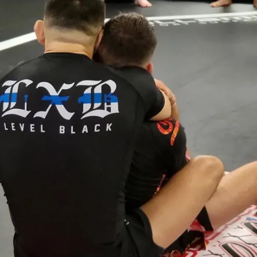 Un pratiquant de grappling au Luxembourg applique un contrôle du dos pour préparer une soumission. Ce type de travail technique fait partie intégrante des cours de grappling au Fighting Club Luxembourg, dans le cadre d’un entraînement en arts martiaux au sol.