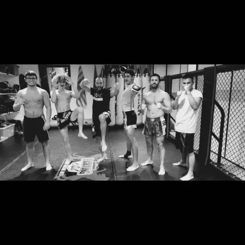 Équipe de pratiquants après un cours de MMA à Luxembourg. Le Fighting Club Luxembourg offre des cours de Mixed Martial Arts pour apprendre le striking, le grappling et la lutte dans un cadre dynamique.