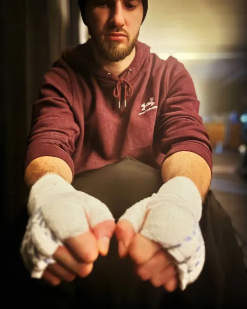 Portrait du coach de lutte Ariles du Fighting Club Luxembourg, après son 4e combat de MMA – retour à la compétition dans la catégorie lightweight, entraîné par Mourad Serrar.