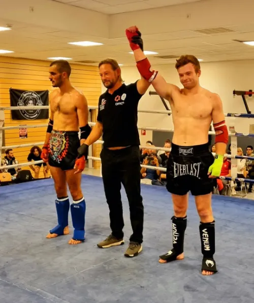 Victoire après un combat acharné en Muay Thai Luxembourg ! La discipline, l'endurance et l'entraînement en club mènent à des performances de haut niveau. Un bel exemple de détermination et de progression en boxe thaï.